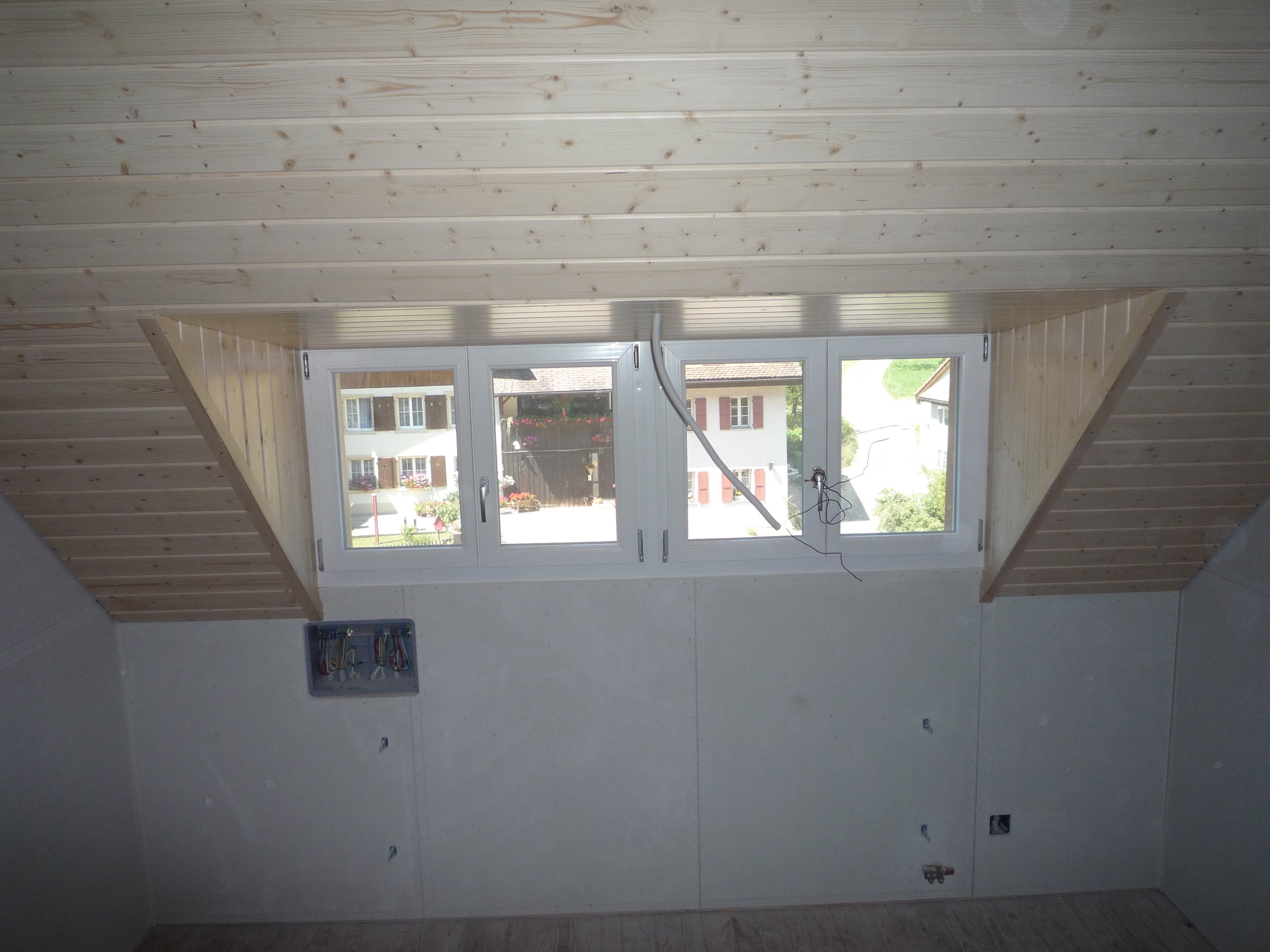 Schleppgaube; Decke: Softline Täfer weiss, Wand: Gipsfaserplatte