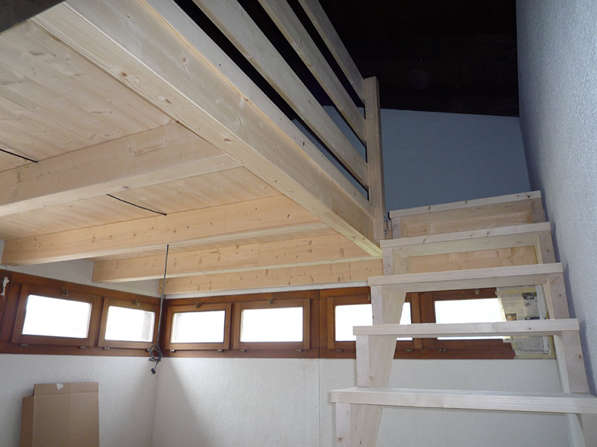 Aufgesattelte Treppe Fichte massiv mit Rücklaufgeländer